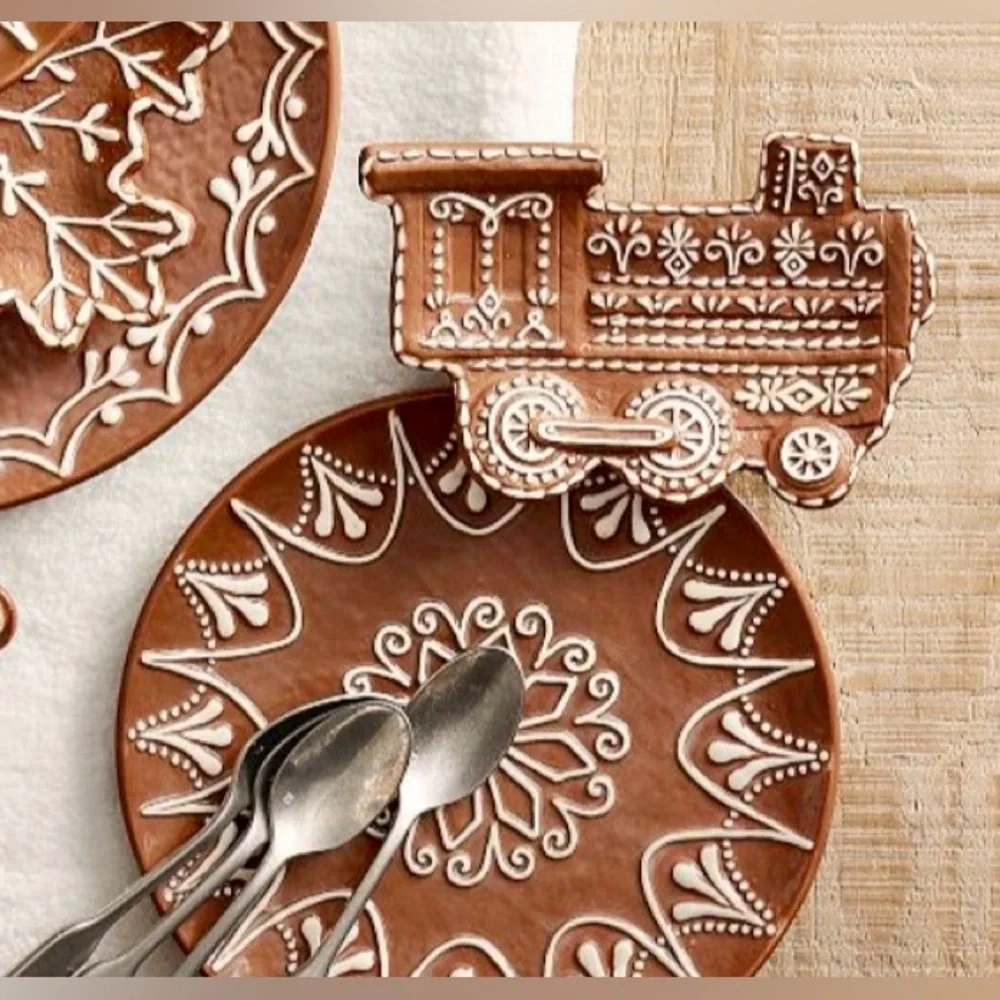 NWT Pottery Barn Gingerbread Train 4 Appetizer Plates - Picture 3 of 7